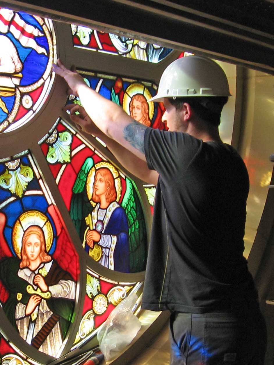 Installation ark stained glass
